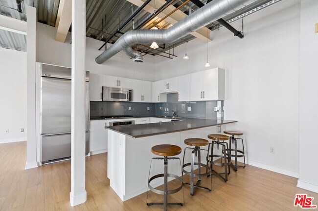 Building Photo - 330 W 11th St