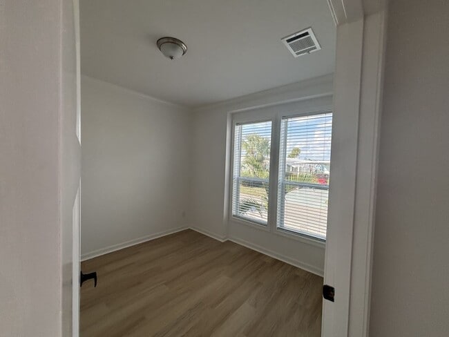 Building Photo - 980 E Nogoya Ave