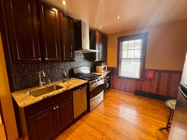 Building Photo - 52 Hussey St