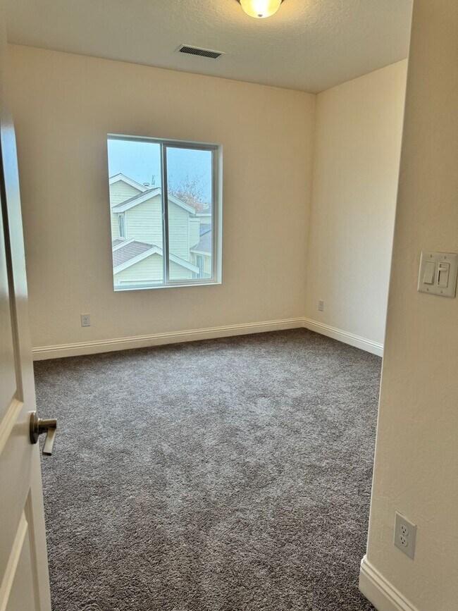 Building Photo - Single Family Home