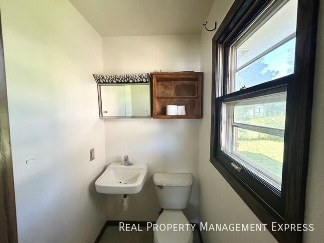 Building Photo - 3 Bedroom Home 1.5 Bath for Rent