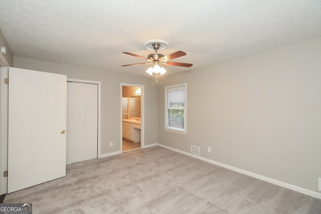 Building Photo - 3103 Skyland Dr