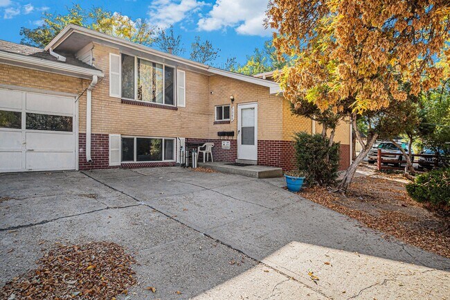 Building Photo - Spacious 2-Bedroom Garden-Level Apartment with Garage & In-Unit Laundry