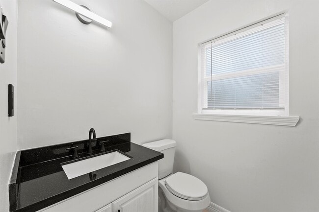 Building Photo - 632 Meadowlawn St