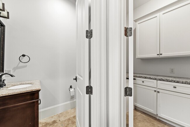 Building Photo - 5637 Overbrook Ln