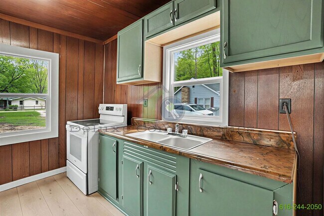 Building Photo - 4206 S Shore Dr
