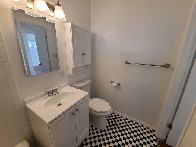 Building Photo - Spacious Ocean Beach 2 bed 1 bath just a f...