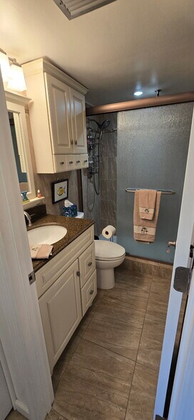 2nd bathroom - 14255 Rosemary Ln
