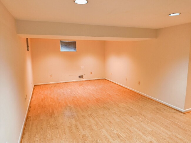 Building Photo - Centrally Located McLean Home with Ample S...