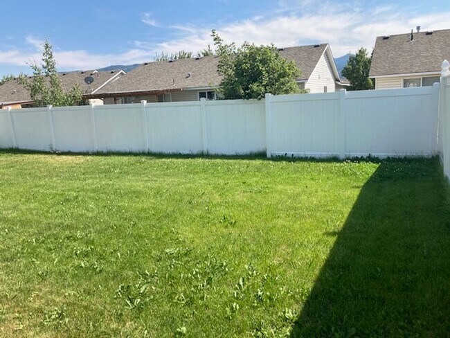 Building Photo - Lovely tri-level 4 bedroom 2 bath home in the Woodbridge Community of Post Falls!