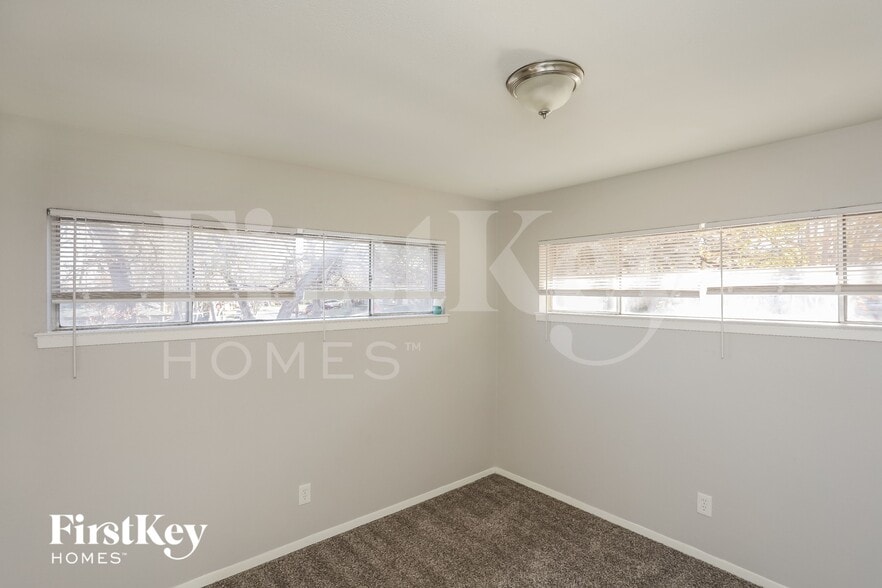 Building Photo - 417 Lakeside Dr