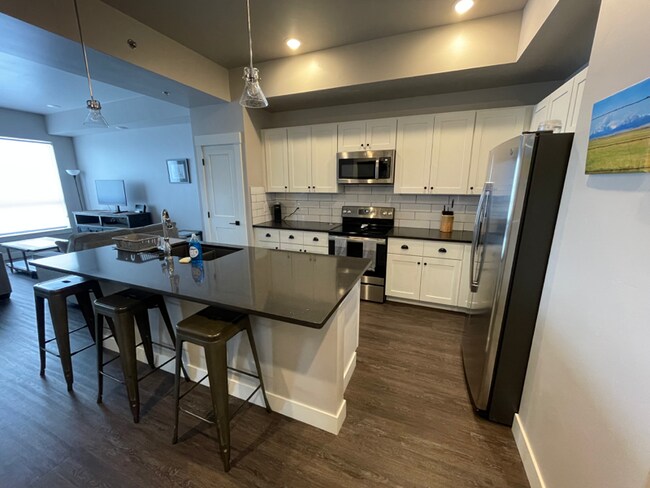 Building Photo - 605 N 7th Ave