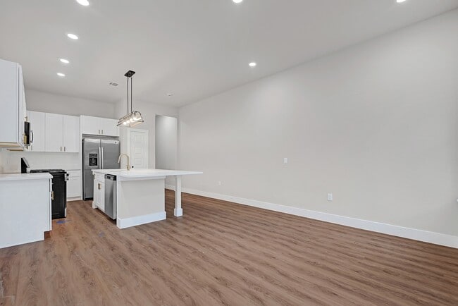 Building Photo - 112 S San Jacinto St