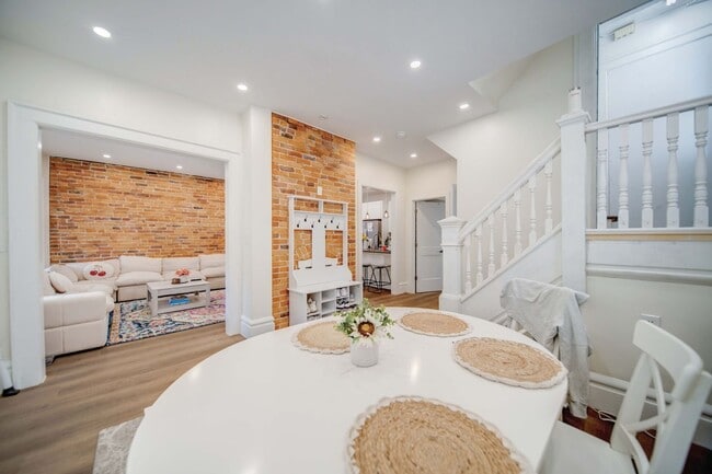 Building Photo - Massive 10 Bedroom Newly Renovated House P...