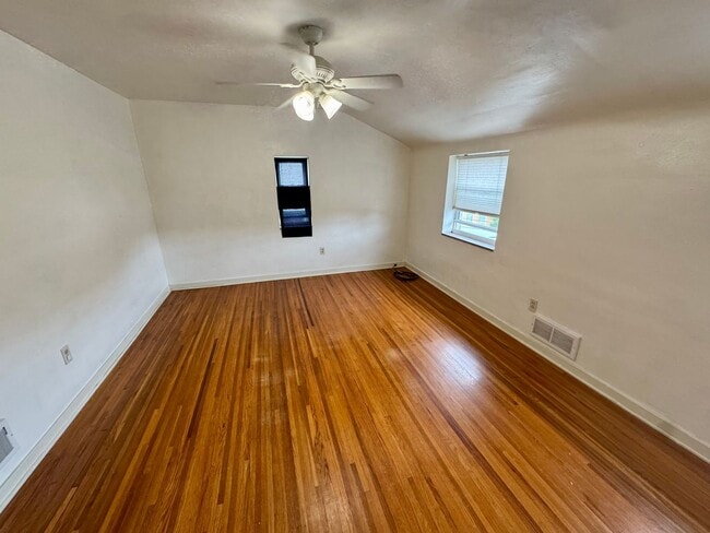 Building Photo - Charming 2 Bed 1 Bath in Beechview!