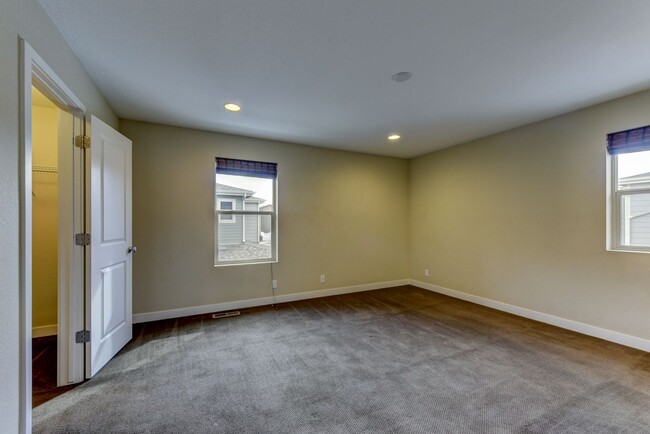 Building Photo - Beautiful 3 bed Uptown Broomfield Townhome...