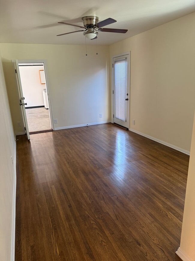 Building Photo - West Ventura 1+1 bedroom unit with a 2 car...