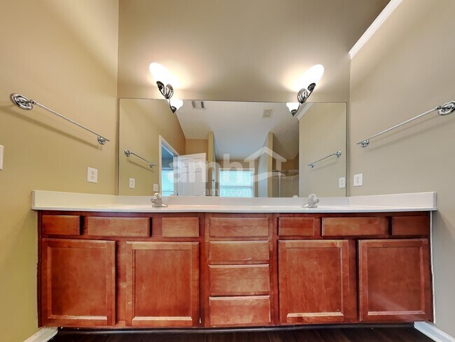 Building Photo - 2175 Village Green Dr