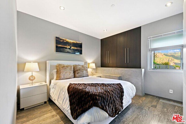 Building Photo - 21766 Azurelee Dr