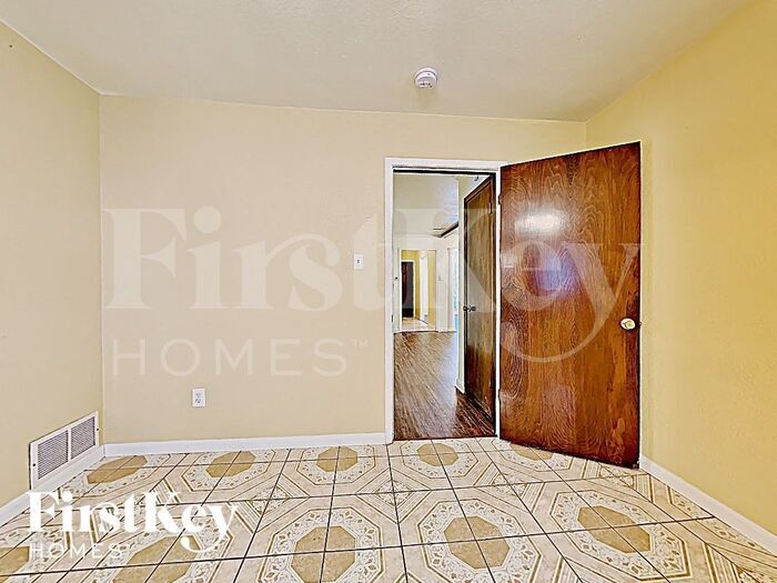 Building Photo - 2405 Laredo Ct