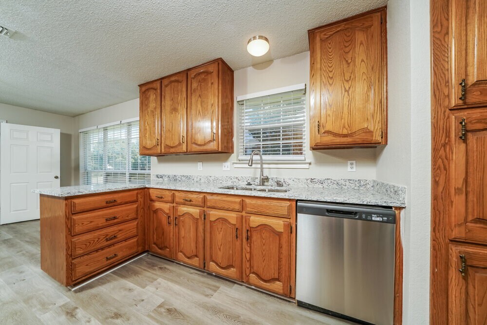 Building Photo - 601 Wedgewood Dr
