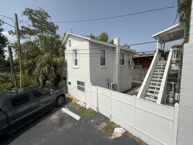 Building Photo - 711 18th Ave S
