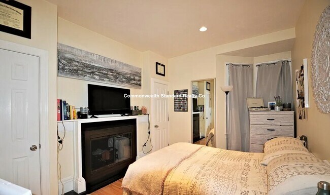 Building Photo - 1203 Beacon St