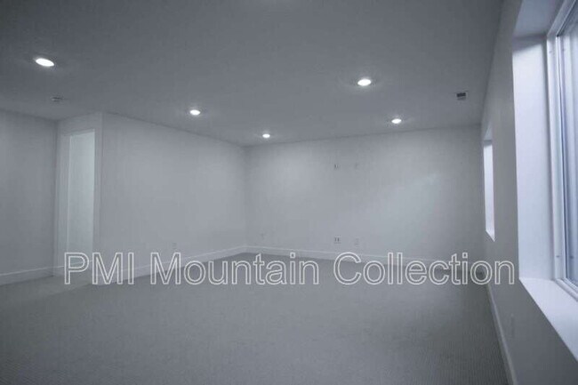 Building Photo - 459 Rimrock Ln