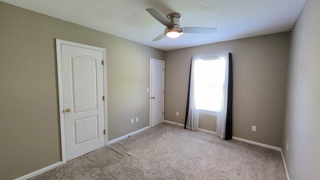 Building Photo - Luxurious 5-Bedroom Retreat with Private P...