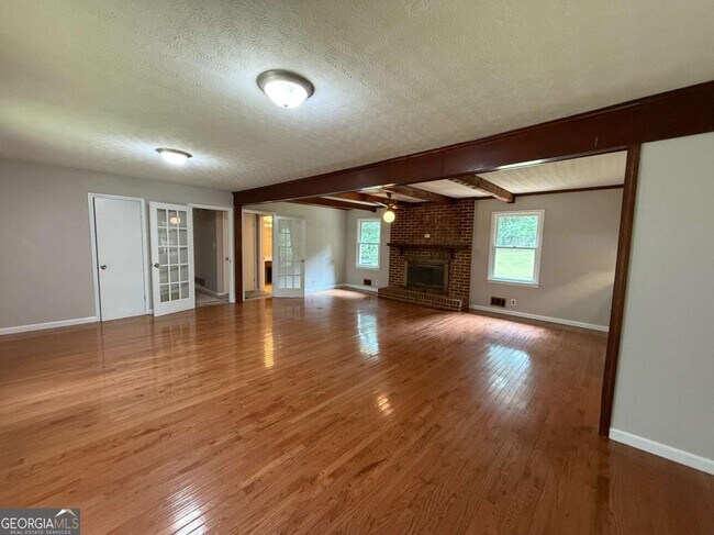 Building Photo - 3155 Oak Dr