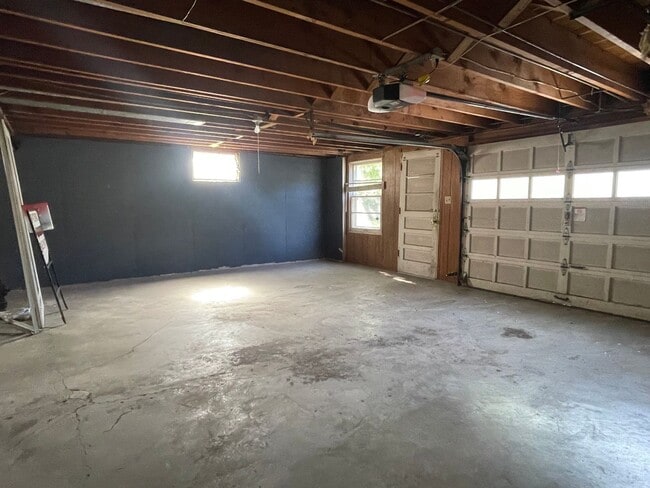 Building Photo - {731} Convenient Location + Full basement + 2 Car Tandem Garage