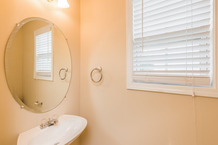 Building Photo - 5792 Castlebrook Dr