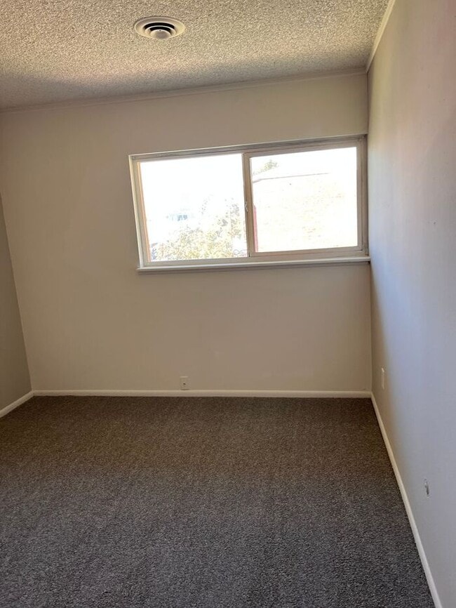 Building Photo - Spacious Three Bedroom Townhome in Westmin...