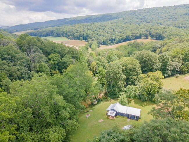 Building Photo - Cottage-style single-family home