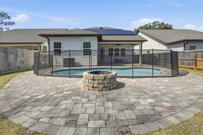 Building Photo - Stunning 4 Bedroom Home with Solar Energy & Private Pool!