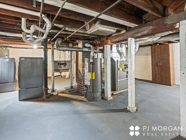 Building Photo - 3 bedroom 2 bath house in midtown! RENTAL ...