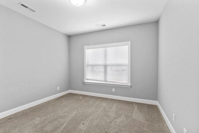 Building Photo - 5120 Meadowbend Dr NE