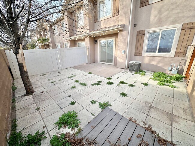 Building Photo - 3 Bedroom End Unit Townhome!