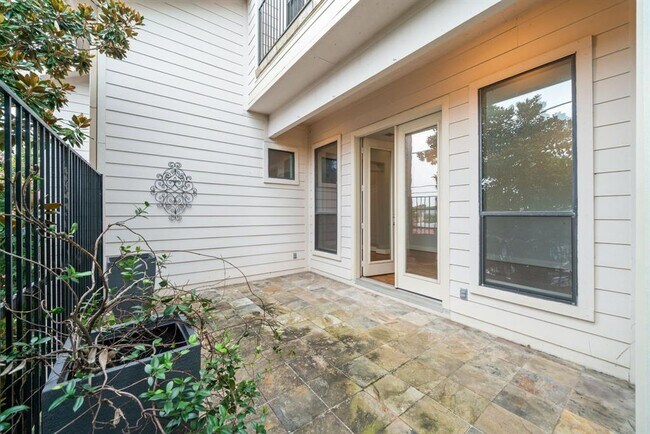 Building Photo - 2406 Dorrington St