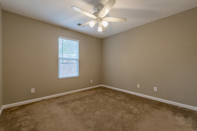 Building Photo - 3 BD 2 BA  Fenced Ranch with Bonus Room