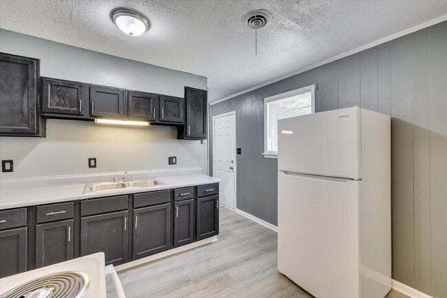 Building Photo - 2408 Southdale Dr