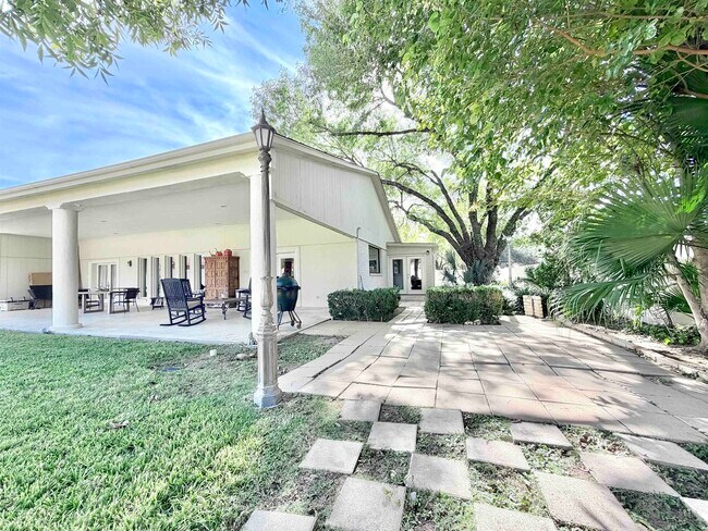 Building Photo - 205 McPherson Dr