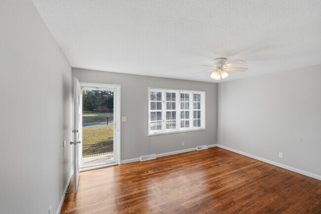 Building Photo - Beautifully Maintained 3BR Home with Hardwood Floors & Private Yard!