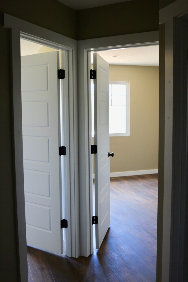 Building Photo - 8 Honey Locust Ln