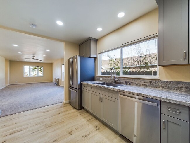 Building Photo - Modern 3BD/ABA duplex home features high-e...