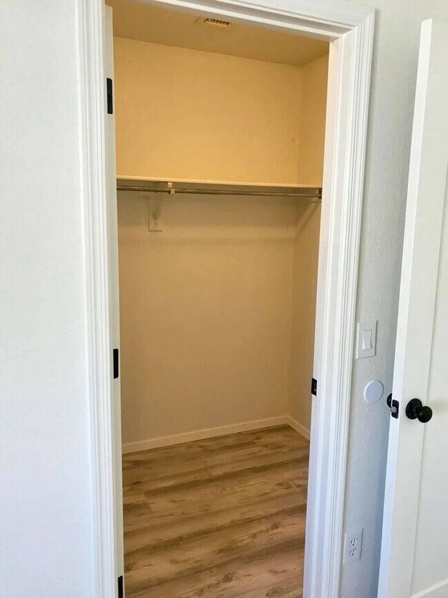 Building Photo - Spacious 3-bedroom plus den in North Phoenix