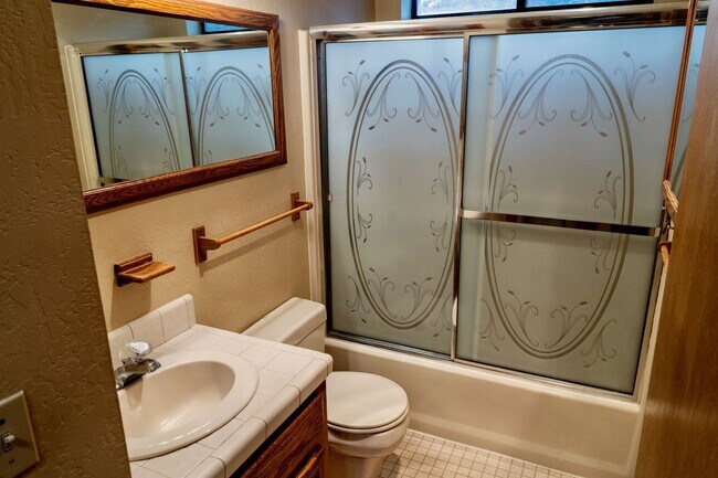 Building Photo - Centrally Located 3 Bedroom House with Fully Fenced in Backyard- Pet Friendly!