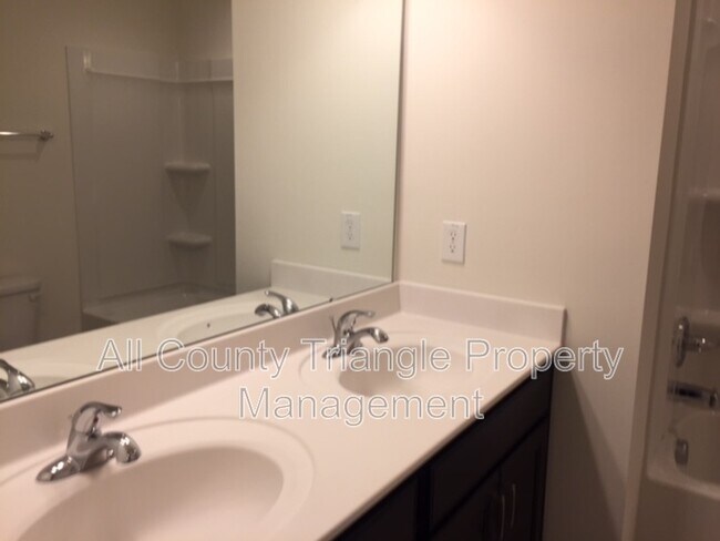 Building Photo - 412 Irving Way