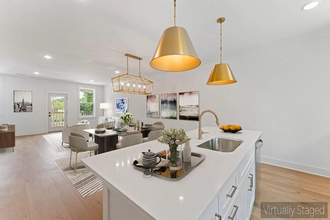 Building Photo - 2033 Maple Vw Ln