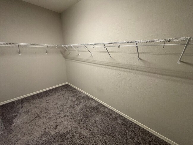 Building Photo - 4 bedroom / 3 bath in great neighborhood - WON'T LAST!